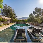 Hotel Massi Near The Sea